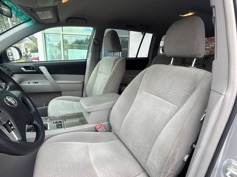 Used 2013 Toyota Highlander Plus AWD/4WD image 12