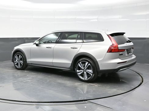 Used 2025 Volvo V60 B5 Cross Country Plus image 4