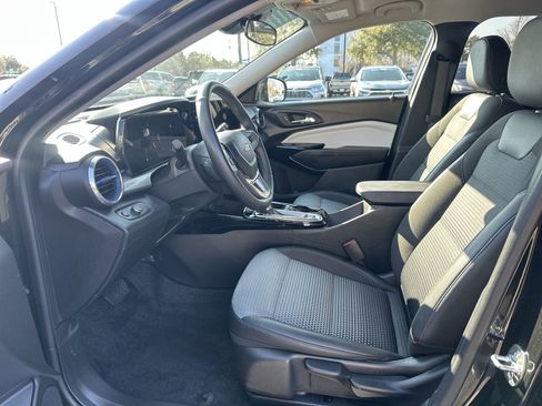 Certified 2025 Chevrolet Trax LT w/ LT Convenience Package image 16