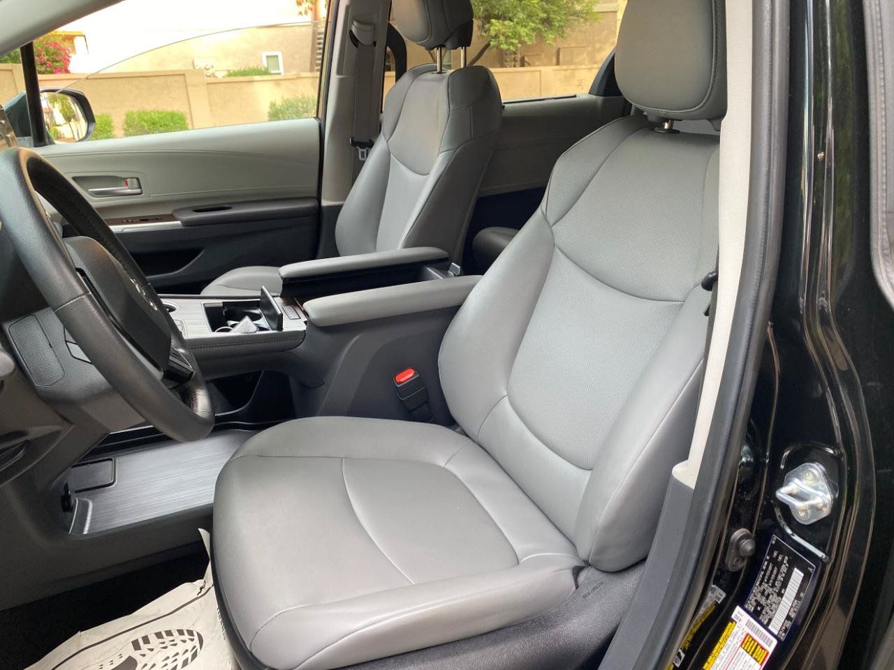 Used 2024 Toyota Sienna XLE FWD image 28