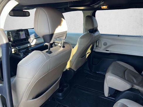 Used 2021 Toyota Sienna Limited image 15
