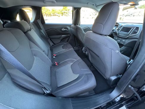 Used 2020 Jeep Cherokee Latitude FWD image 14