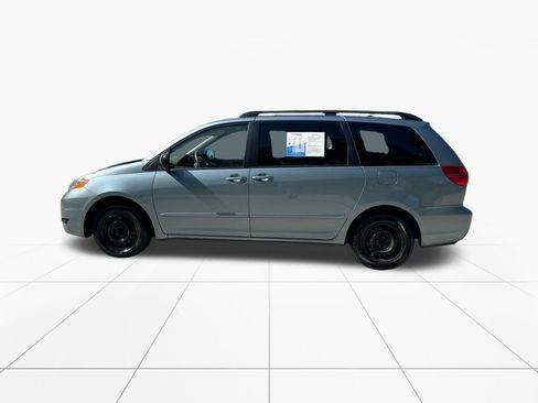 Used 2010 Toyota Sienna LE FWD image 4