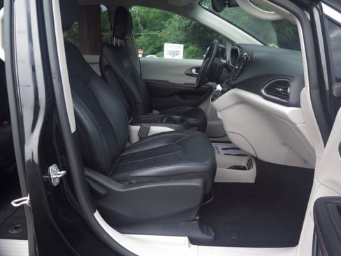 Used 2019 Chrysler Pacifica Touring-L FWD image 16
