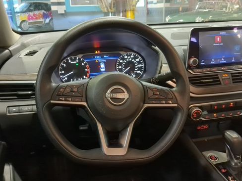 Used 2024 Nissan Altima 2.5 SV FWD image 2