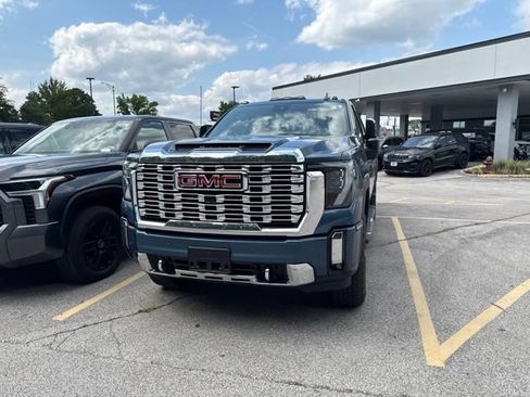 Used 2025 GMC Sierra 2500 Denali w/ Denali Reserve Package AWD/4WD image 3