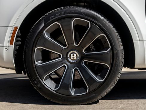 Used 2020 Bentley Bentayga V8 image 11