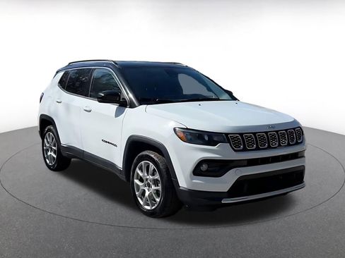 Used 2025 Jeep Compass Limited image 3