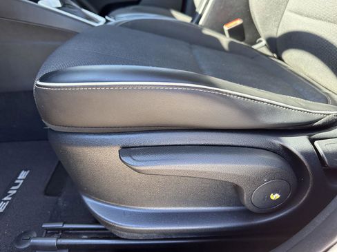 Used 2022 Hyundai Venue Limited image 18