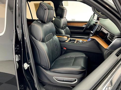 Used 2023 Jeep Grand Wagoneer Series III image 6