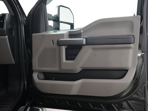 Used 2017 Ford F250 XLT w/ XLT Premium Package AWD/4WD image 9
