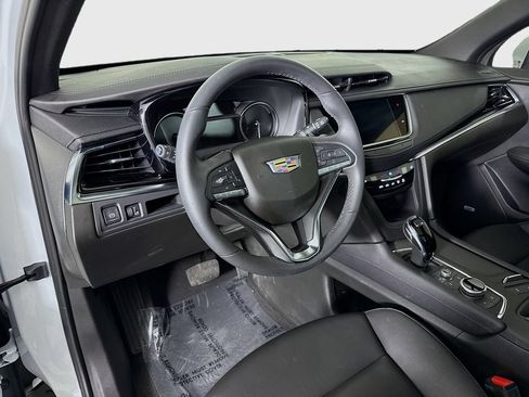 Used 2025 Cadillac XT6 Luxury FWD image 11