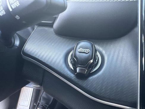 Used 2023 Jeep Grand Cherokee Laredo image 25