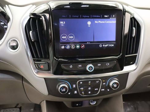 Used 2021 Chevrolet Traverse LT image 10