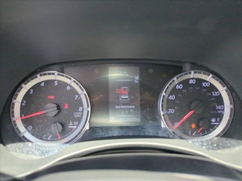 Used 2022 Toyota Highlander LE FWD image 11