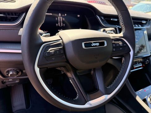 New 2025 Jeep Grand Cherokee Altitude image 12