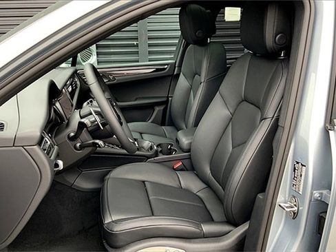 New 2025 Porsche Macan image 5