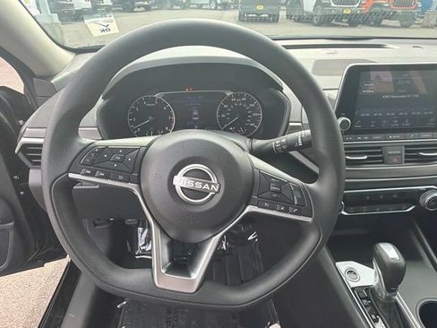 Used 2025 Nissan Altima 2.5 SV FWD image 21