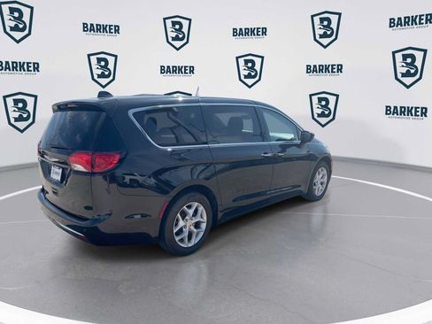 Used 2018 Chrysler Pacifica Touring Plus w/ Tire & Wheel Group FWD image 9