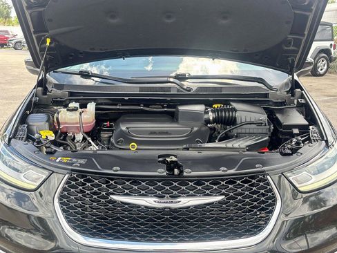 Used 2023 Chrysler Pacifica Touring-L FWD image 30
