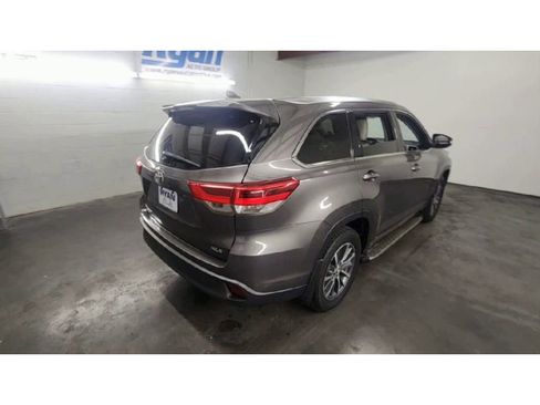 Used 2017 Toyota Highlander XLE FWD image 8