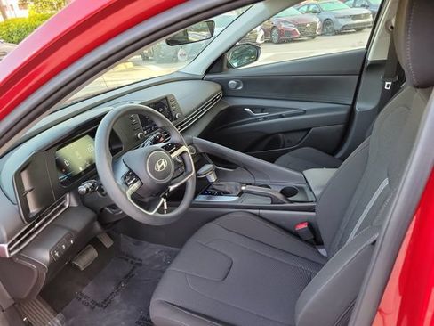 Used 2025 Hyundai Elantra SE FWD image 10
