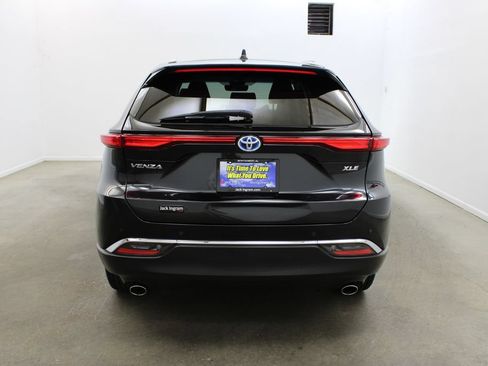 Used 2024 Toyota Venza XLE AWD/4WD image 4