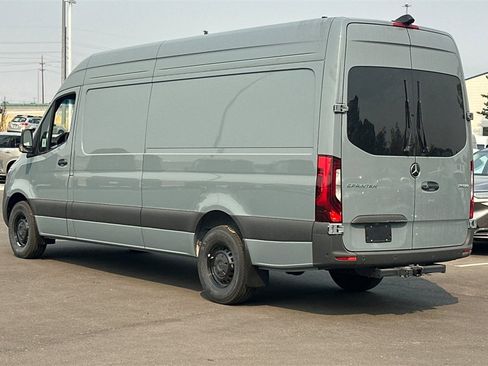 Used 2024 Mercedes-Benz Sprinter 2500 image 3