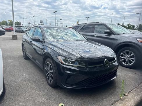Used 2025 Volkswagen Jetta Sport FWD image 2
