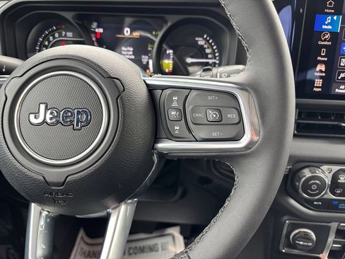 Used 2025 Jeep Wrangler Unlimited Sahara AWD/4WD image 20