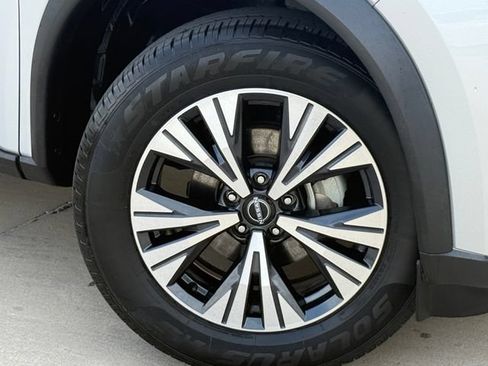 Used 2023 Nissan Rogue SV FWD image 2