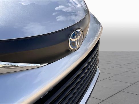 Used 2025 Toyota Sienna XLE FWD image 30