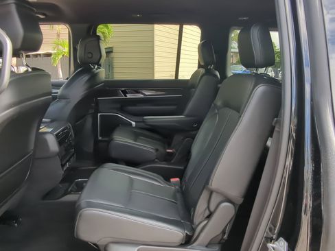 Used 2022 Jeep Wagoneer Series III w/ Flexible Seating Group image 17