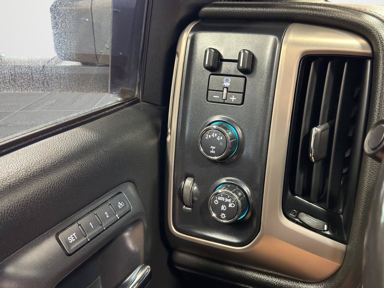Used 2018 GMC Sierra 3500 Denali w/ Duramax Plus Package AWD/4WD image 20