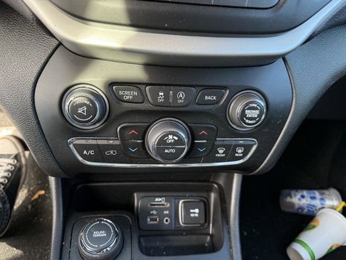 Used 2015 Jeep Cherokee Latitude w/ Comfort/Convenience Group image 16