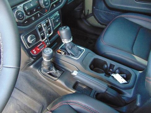 Used 2025 Jeep Wrangler Unlimited Rubicon image 14