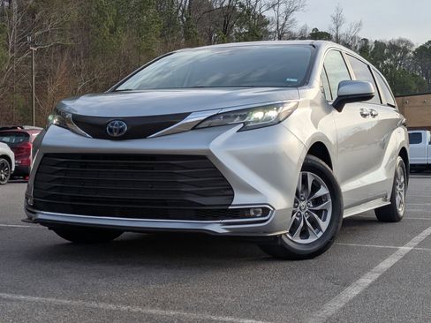 Used 2023 Toyota Sienna XLE image 4