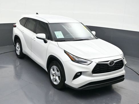 Used 2024 Toyota Highlander LE image 22