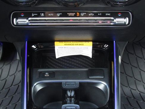 Used 2025 Mercedes-Benz GLB 250 4MATIC image 32