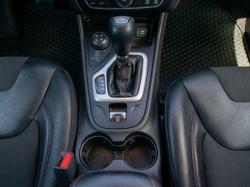 Used 2017 Jeep Cherokee Trailhawk image 28