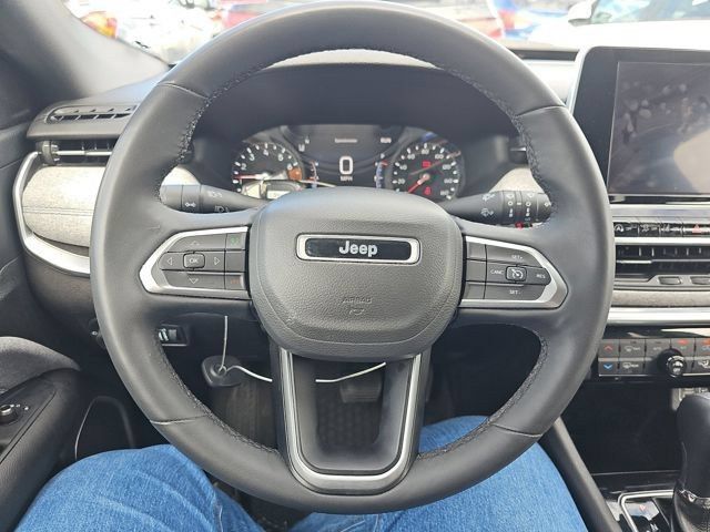Used 2025 Jeep Compass Latitude w/ Sun & Sound Group AWD/4WD image 9