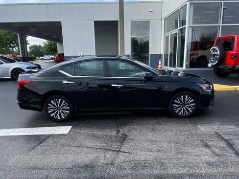 Used 2024 Nissan Altima 2.5 SV FWD image 11