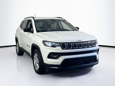 Used 2022 Jeep Compass Latitude image 3