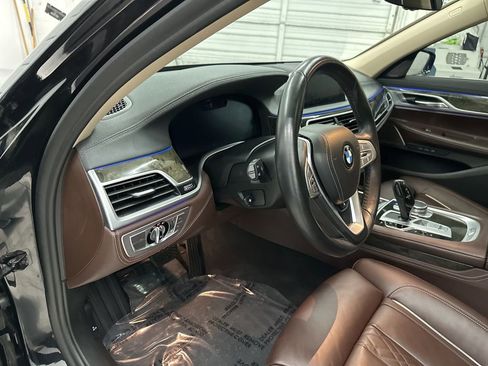 Used 2022 BMW 750i xDrive image 9