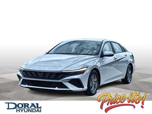 Used 2024 Hyundai Elantra SE FWD image 1