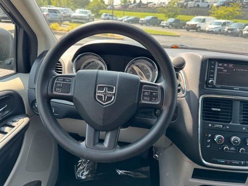 Used 2019 Dodge Grand Caravan SE w/ UConnect Hands-Free Group FWD image 14
