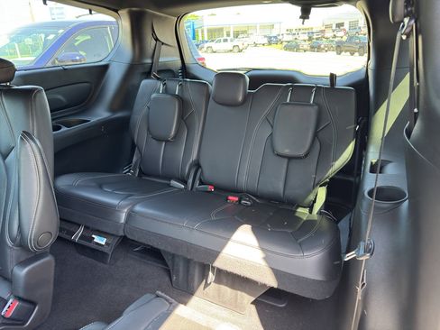Used 2022 Chrysler Pacifica Touring-L w/ S Appearance Package FWD image 25