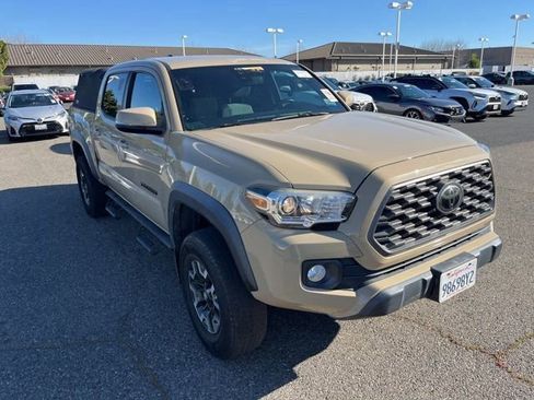 Used 2020 Toyota Tacoma TRD Off-Road w/ Technology Package image 3