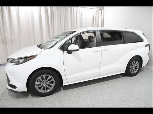 Used 2024 Toyota Sienna LE AWD/4WD image 3