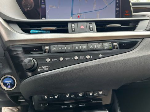 Used 2019 Lexus ES 300h w/ Luxury Package image 16